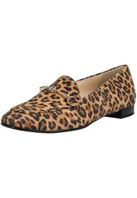 Mocassini in suede con stampa leopardata, punta rotonda, suola piatta nera e dettaglio in hardware dorato sulla parte superiore.