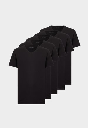 Πέντε μαύρα κοντομάνικα T-shirt με λαιμόκοψη V, στοιβαγμένα επικαλυπτόμενα σε ανοιχτό γκρι φόντο.