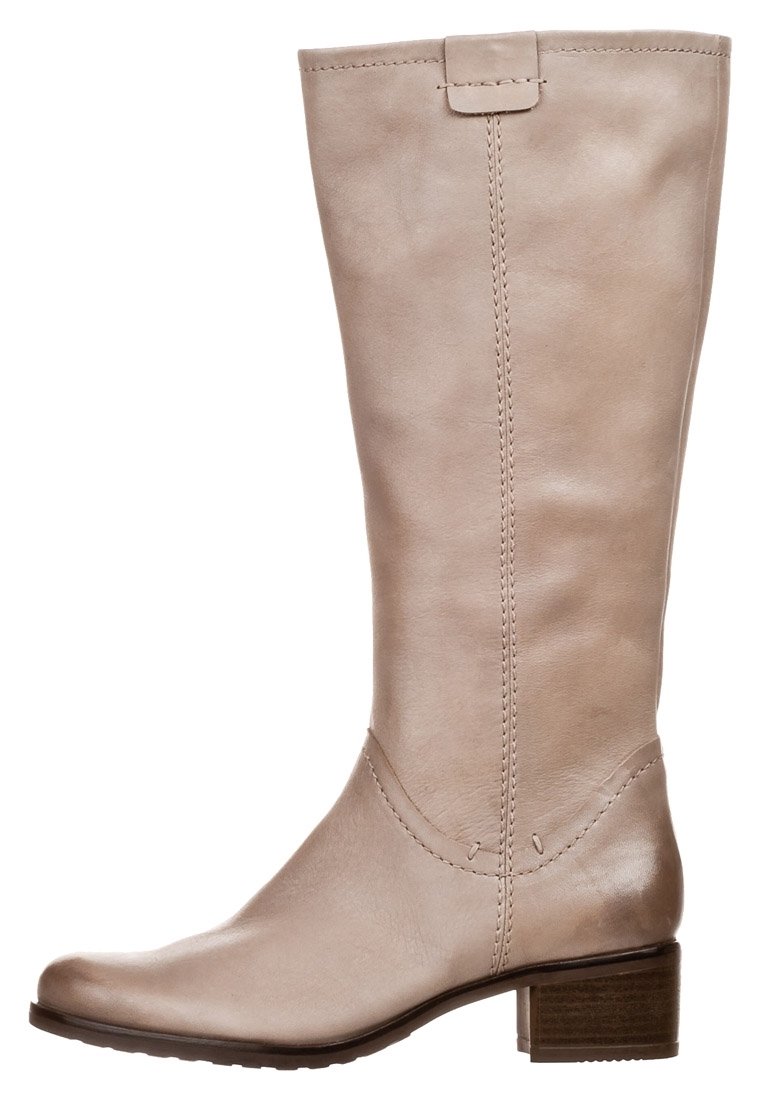 Kožená bota béžové barvy do výšky kolen s kulatou špičkou, prošitými detaily a nízkým blokovým podpatkem. Hladká textura a minimalistický design.