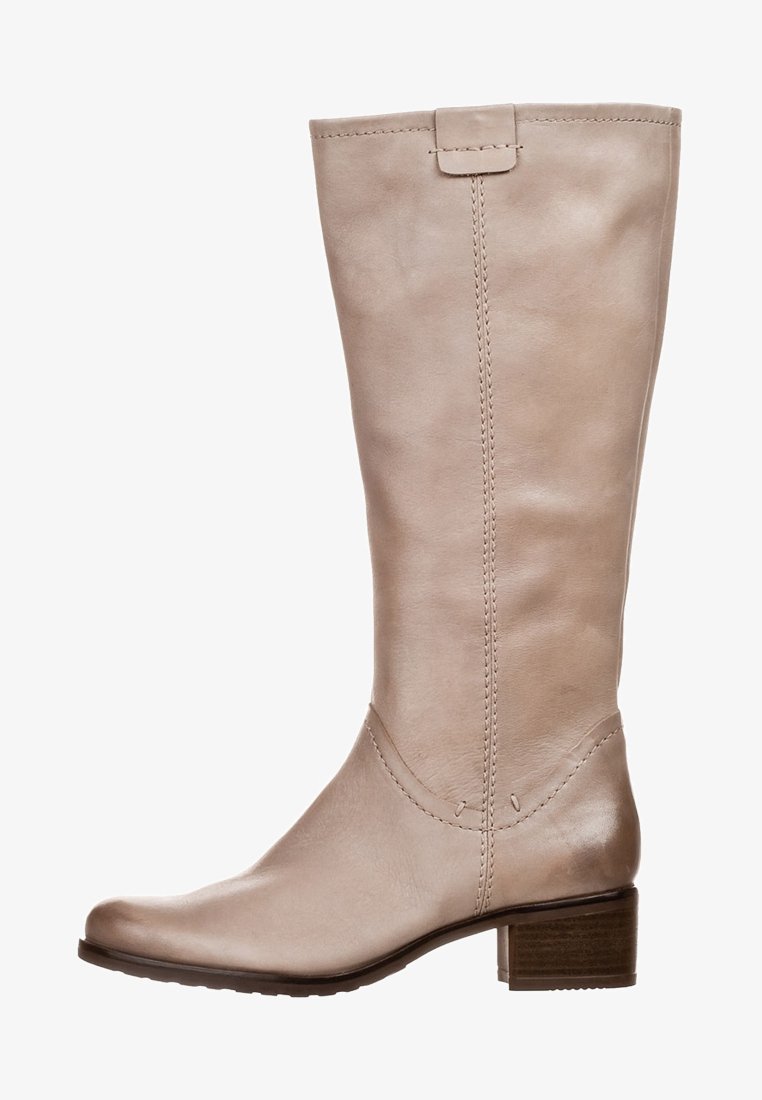 Polvijalka beige nahka saapas, jossa on pyöreä kärki, ommeltu yksityiskohtia ja matala lohkokorko. Sileä pinta ja minimalistinen muotoilu.