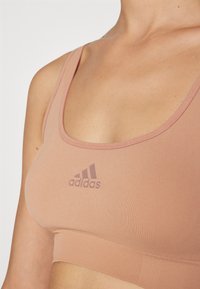 adidas Sportswear SCOOPED BRALETTE REMOVABLE COOKIES - Korsetes izstrādājums ar stīpiņām - toasted almond