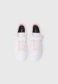 Bílé tenisky s růžovými detaily, hladký syntetický materiál, zavazování na tkaničky a suchý zip, zaoblené špičky a vycpaný límec.