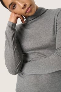 Grå långärmad polokrage i mjuk bomullsblandning, med en figursydd design och slät textur, med hög halsringning och enfärgad.