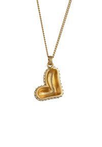 Guld hjärtformat hänge på ett kedja, med en slät yta och en pärl-kant samt polerad finish, fäst vid en snodd länkchain.