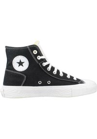 Sneaker alta nera in tela, con suola in gomma bianca, sei occhielli e un logo circolare con una stella nera sul lato.