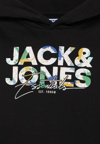 Svart hettegenser med "JACK & JONES" i stor, teksturert skrift med en fargeklatt-design i blått, grønt og gult. Inkludert er også "Essentials" og "EST. 1990".