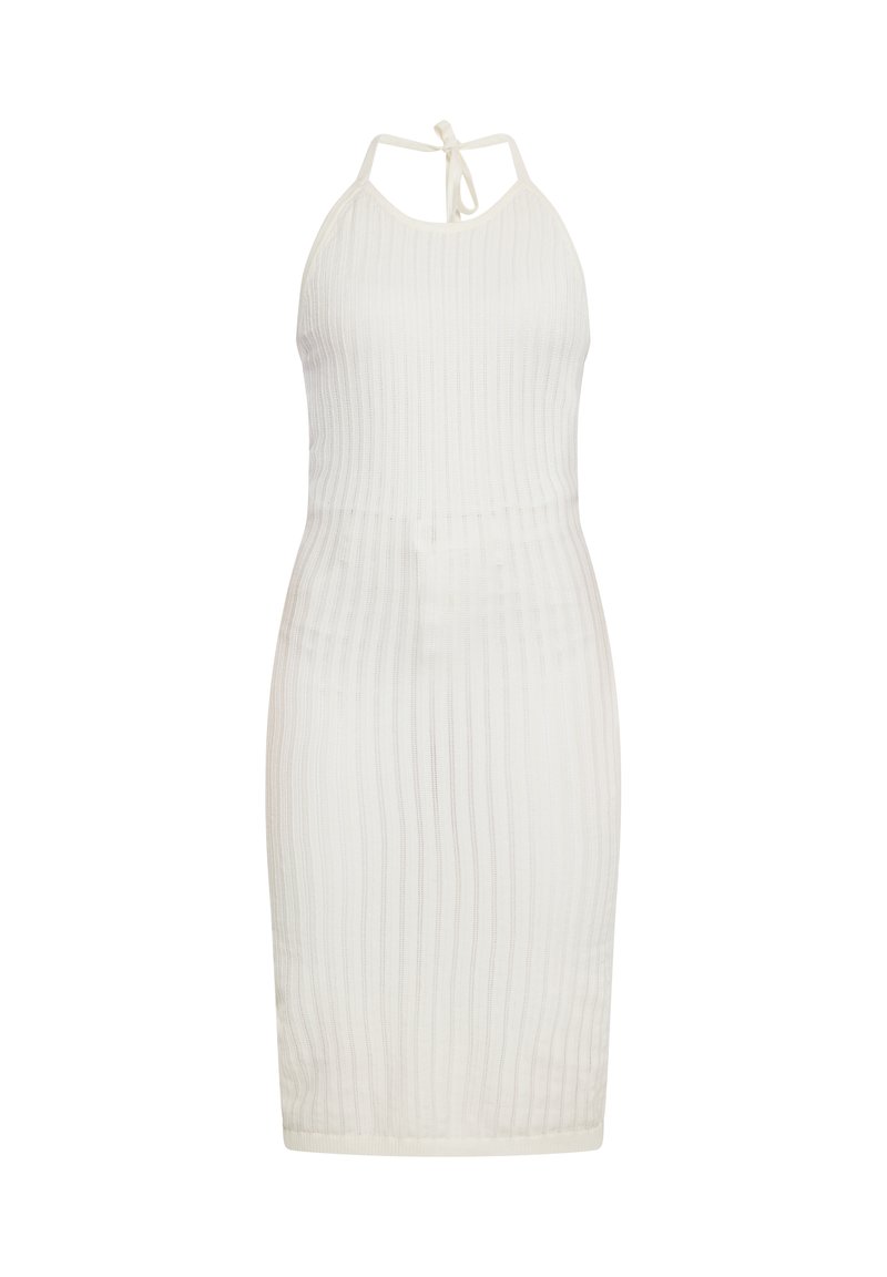 Abito bianco a maglia con design a collo halter. Presenta una texture a coste verticali e una silhouette aderente, che si ferma giusto sopra il ginocchio.