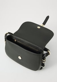 Borsa a tracolla in pelle nera con chiusura magnetica dorata, patta aperta, tasca interna con zip e tracolla regolabile con componenti dorati.