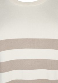 Leichtes Strickpullover mit abwechselnden cremfarbenen und beigen horizontalen Streifen, mit glatter Textur und klassischem Rundhalsausschnitt.