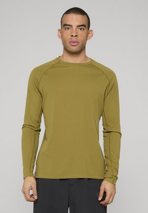 Lange mouwen shirt in olijfgroen, met een gestructureerd materiaal, ronde halslijn en nauwsluitende mouwen, tentoongesteld tegen een effen achtergrond.