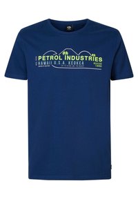 Námořnická modrá bavlněná trička s kulatým výstřihem, která má grafický potisk hor, palem a nápis "Petrol Industries" v zelené a bílé barvě.