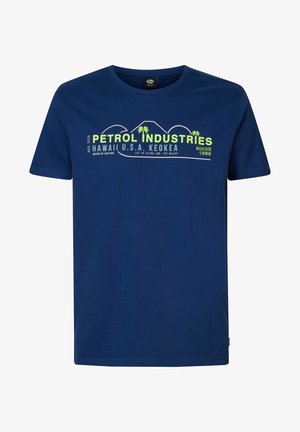Navyblauw katoenen T-shirt met een ronde hals, voorzien van een grafische print van bergen, palmbomen en de tekst "Petrol Industries" in groen en wit.