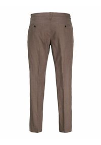 Καφέ ραμμένο παντελόνι με πίσω τσέπες με κουμπιά, ρυθμιστές στο πλάι και κανονική γραμμή με ίσια πόδια, παρουσιασμένο σε λευκό φόντο.