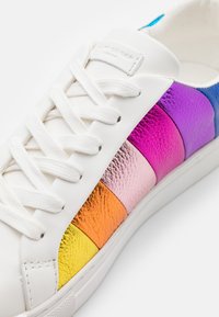 Witte leren sneaker met kleurrijke, gestructureerde strepen in roze, paars, oranje en geel. Standaard witte veters en rubberen zool.
