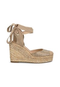 Sandalo con zeppa in espadrilles beige, con una tomaia in tessuto intrecciato, cinturino annodato, dettagli metallici applicati e suola in juta intrecciata.
