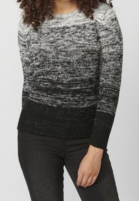 Sweter dziany z gradientem przechodzącym od jasnoszarego do czarnego, z prążkowanymi mankietami i ściągaczem. Tekstura jest miękka z delikatnymi metalicznymi nitkami.