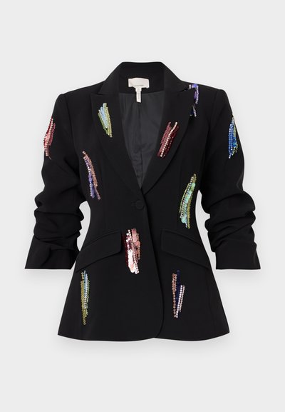 Μαύρο σακάκι με ραφές που εφαρμόζει, με ρυτιδωμένα μανίκια, ένα κουμπί, τσέπες με καπάκι και πολύχρωμες κάθετες παγιέτες διάσπαρτες στο μπροστινό μέρος και στα μανίκια.