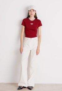 Tommy Jeans SLIM ESSENTIAL LOGO TEE - Βασικό μπλουζάκι - regatta red