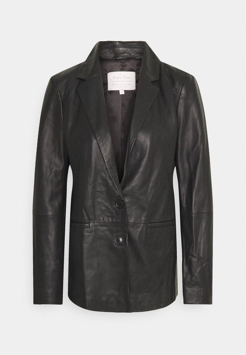 Czarna skórzana marynarka z kołnierzem z klapami, zapinana na jeden guzik, z dwoma przednimi kieszeniami. Gładka faktura i dopasowany krój.