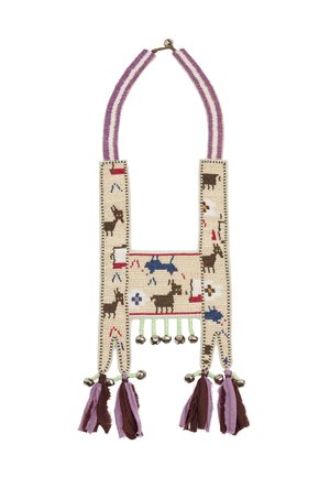 Naszyjnik z koralików z motywami zwierzęcymi, fioletowo-biały paskowany pasek z koralików, wiszące dzwoneczki i fioletowo-brązowe frędzle z tkaniny.