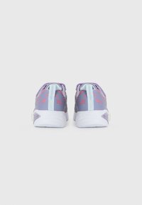 Des chaussures de sport violettes avec une tige en maille texturée, des accents bleus et des semelles blanches, dotées d'une languette au dos et d'un design à motifs.