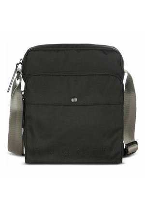 Zwarte rechthoekige schoudertas met een voorvak met drukknop, een grijze verstelbare band en een gegraveerd "bugatti"-logo aan de onderkant aan de voorkant.