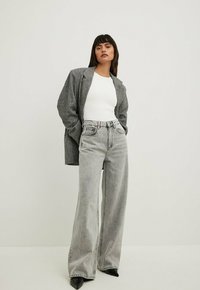 NA-KD MIT HOHER TAILLE - Wide leg - light grey