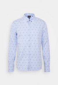 Jasnoniebieska koszula na guziki z długim rękawem, ozdobiona małymi granatowymi wzorami koron oraz kołnierzykiem zapinanym na guziki.
