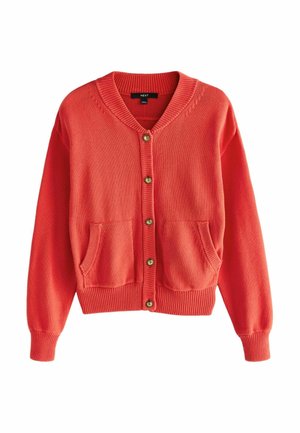 Korallfarbener Cardigan mit V-Ausschnitt, gerippten Bündchen, zwei vorderen Taschen und fünf Holzknöpfen. Hergestellt aus weichem, strukturiertem Strickmaterial.