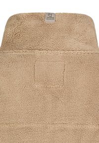 Beige Fleecejacke mit weicher, strukturierter Oberfläche und hohem Kragen. Verfügt über einen rechteckigen Patch mit Markenlogo am Hals.