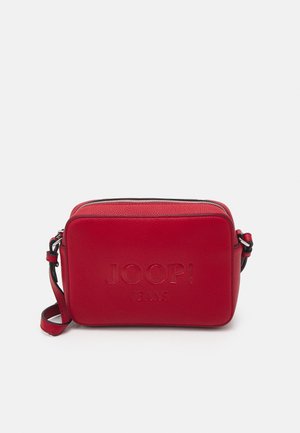 Bolso bandolera rectangular compacto de cuero rojo con el logo "JOOP!" en relieve y correa ajustable sobre un fondo llano.