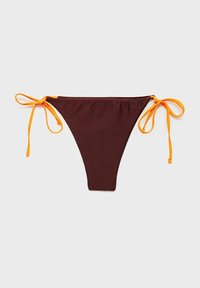 Rjavi bikini spodnji del z oranžnimi stranskimi vezmi, ki ima klasičen kroj in gladko teksturo. Preprost, minimalističen dizajn kopalk.