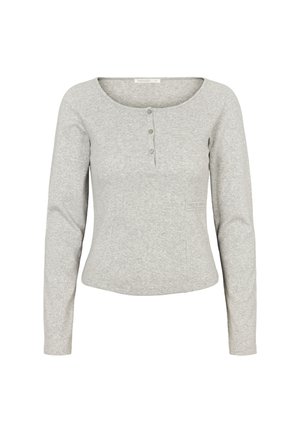 Top gris de manga larga hecho de tela suave, con cuello redondo, cierre de botones y un pequeño bolsillo cosido en el lado izquierdo.