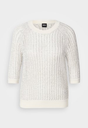 Hvit teksturert genser med strikkemønster, rund hals, trekvartlange ermer og kontrasterende ribbestrikkede mansjetter og kant. Merkeetikett: BOSS.
