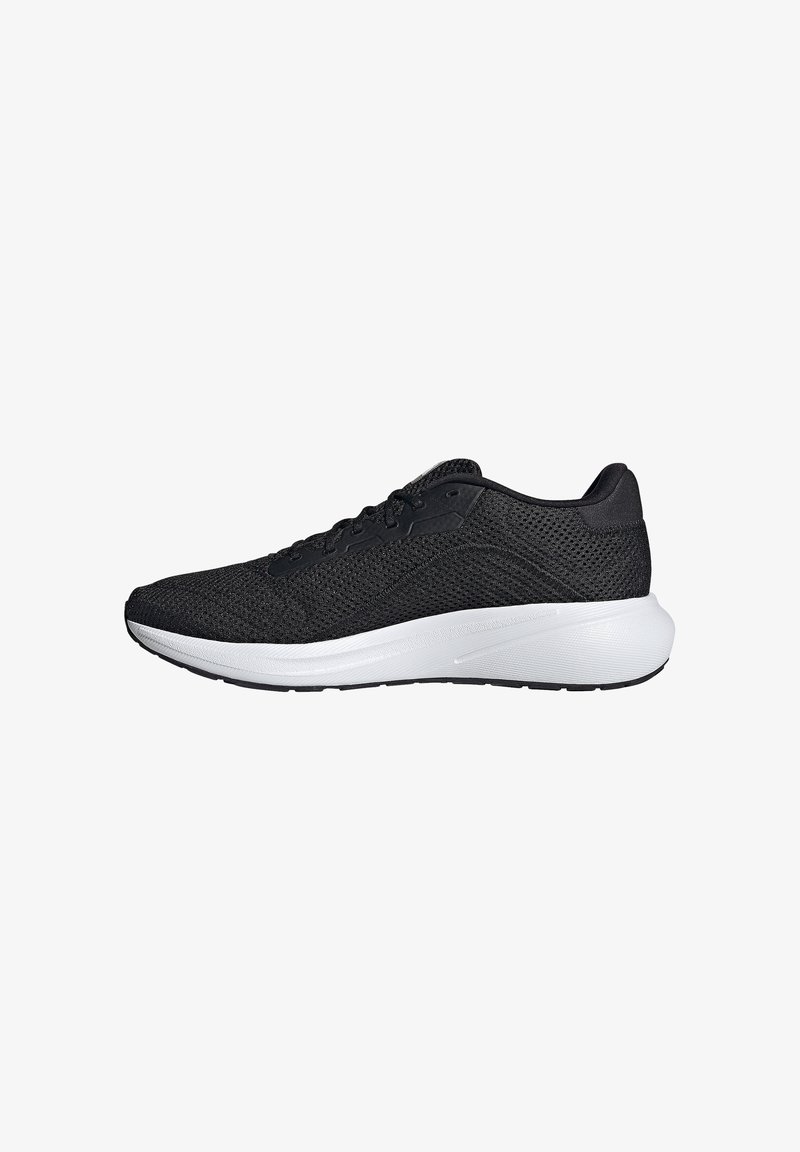 Chaussure de sport noire avec une tige en mesh respirant, une semelle intermédiaire blanche et une semelle extérieure en caoutchouc noir texturé. Dotée d'un système de laçage et d'un col rembourré.