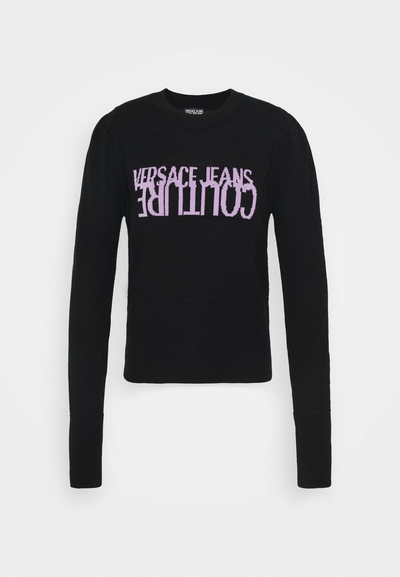 Pull noir à manches longues avec le texte violet "VERSACE JEANS COUTURE" imprimé à l'envers sur la poitrine.