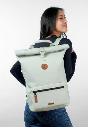 Helle grüne Rolltop-Rucksack mit einer vorderen Reißverschlusstasche, Lederelement und verstellbaren Riemen. Hergestellt aus strapazierfähigem Stoff, entworfen für Vielseitigkeit.