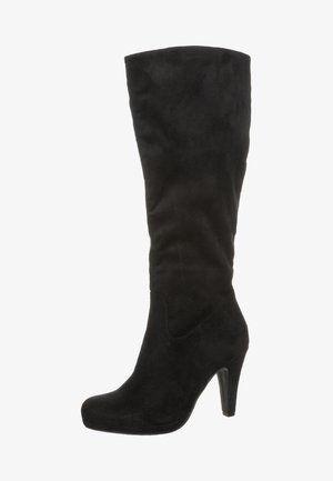 Sort ruskind knæhøj støvle med rundet tå, tætsiddende skaft og høj stilethæl. Glat tekstur med diskrete syningsdetaljer.