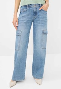Hellblaue Denim-Cargohosen mit weitem Bein, zwei großen Seitentaschen und einem Knopf- und Reißverschluss. Glatte Textur.