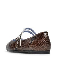Scarpa piatta con stampa marrone a serpente, punta tonda, due cinturini blu e un dettaglio a fiocco decorativo sulla parte superiore. Texture liscia e tacco basso.