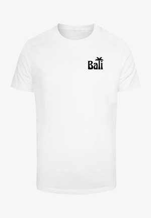 Fehér pamut póló rövid ujjakkal, bal mellrészen fekete "Bali" grafikával. Egyszerű dizájn és klasszikus környak.