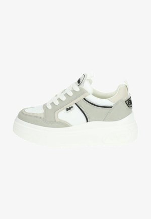Des baskets avec une semelle en caoutchouc blanche épaisse, un dessus en suede gris et synthétique blanc, présentant des accents noirs et des lacets blancs. Design à bout rond.