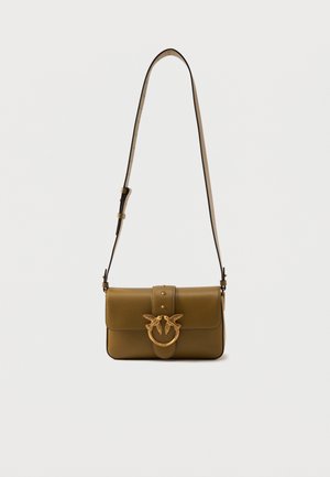 Sac épaule en cuir vert olive avec bandoulière ajustable et fermoir avant en forme d'oiseau doré sur le rabat.