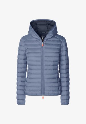 Veste matelassée à capuche bleu clair avec fermeture éclair devant et poignets élastiques, présentée sur fond blanc.