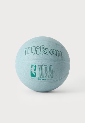 Baloncesto Wilson NBA azul claro con superficie texturizada y texto de logo verde sobre un fondo liso y claro.
