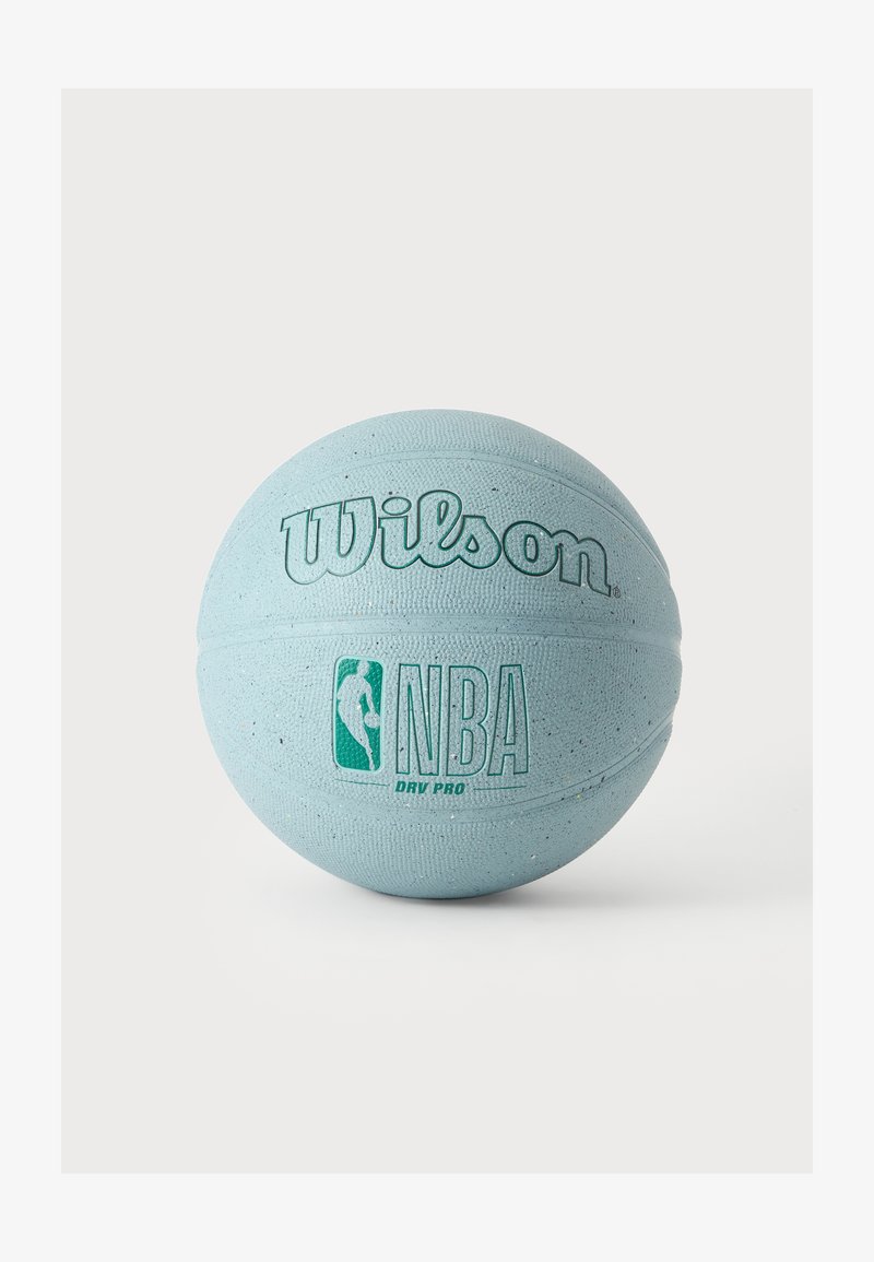 Светлосин баскетбол Wilson NBA с текстурирана повърхност и зелен лого надпис на обикновен светъл фон.