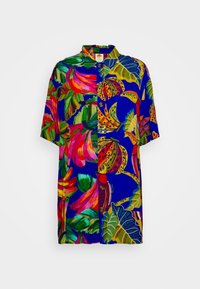 Camicetta a maniche corte con bottoni, caratterizzata da un vivace motivo tropicale con grandi foglie verdi e fiori rossi, gialli e rosa su sfondo blu.