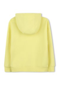 Sudadera amarilla con una textura suave, que cuenta con capucha, puños acanalados y un diseño ligeramente recortado. No hay detalles visibles en la parte frontal.
