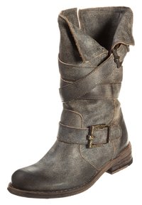 Brązowy skórzany but z opadającym wzorem, z przecinającymi się paskami i dekoracyjną klamrą. Teksturowana powierzchnia i niski drewniany obcas.