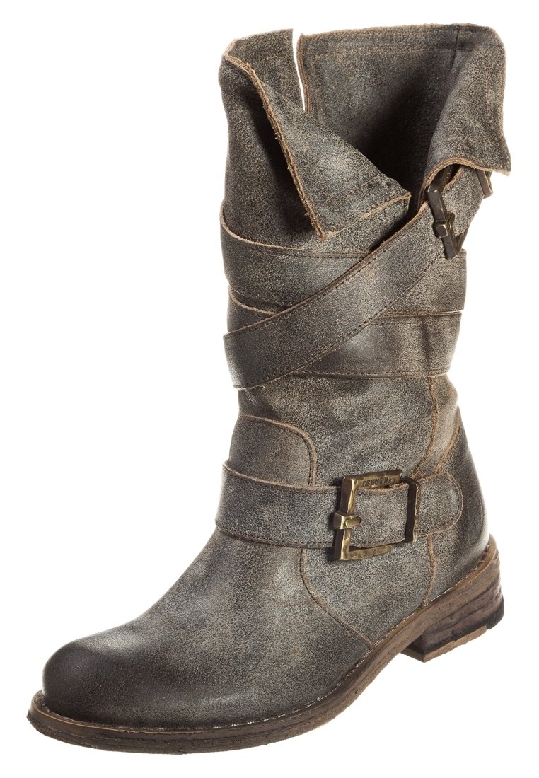 Brązowy skórzany but z opadającym wzorem, z przecinającymi się paskami i dekoracyjną klamrą. Teksturowana powierzchnia i niski drewniany obcas.